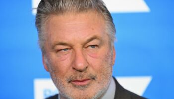 « Rust » : Alec Baldwin a refusé de voir le montage final du film, endeuillé par l’accident mortel du tournage