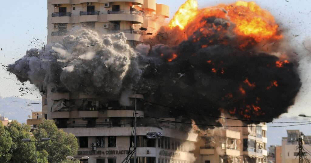 Une frappe aérienne israélienne sur un immeuble du quartier de Chiyah, au sud de Beyrouth, le 22 novembre 2024 au Liban