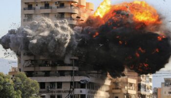 Une frappe aérienne israélienne sur un immeuble du quartier de Chiyah, au sud de Beyrouth, le 22 novembre 2024 au Liban