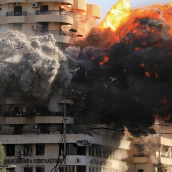 Une frappe aérienne israélienne sur un immeuble du quartier de Chiyah, au sud de Beyrouth, le 22 novembre 2024 au Liban