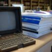 Il suffit de dire "minitel" pour renvoyer aussitôt à une décennie passée, avec ses modes vestimentaires, ses musiques, ses films emblématiques...