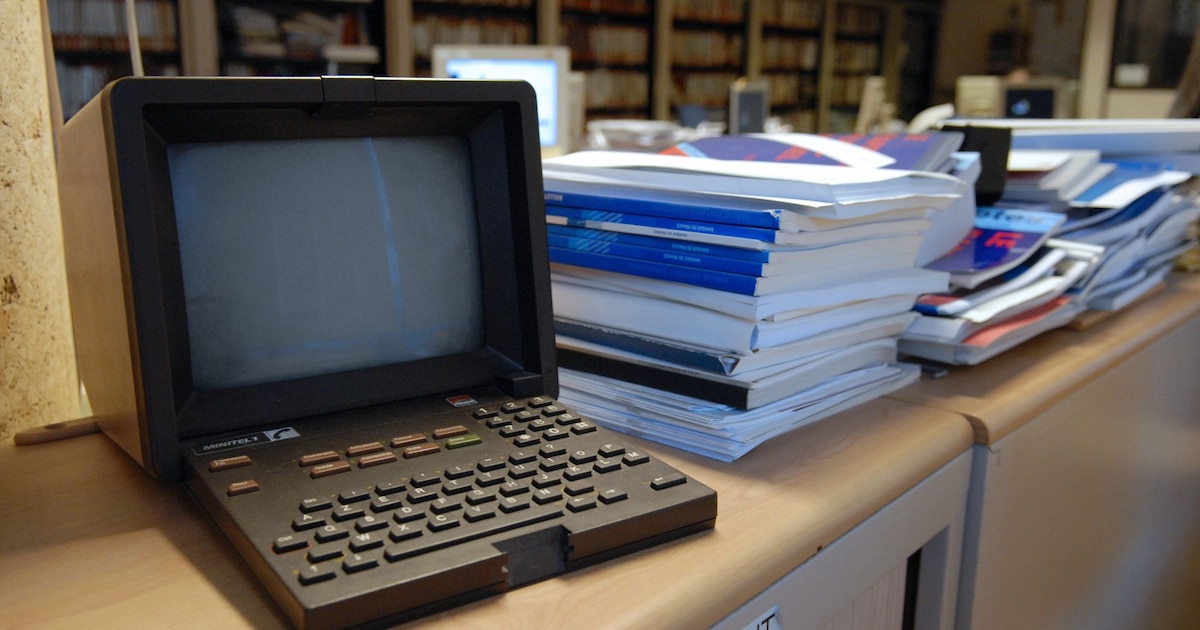 Il suffit de dire "minitel" pour renvoyer aussitôt à une décennie passée, avec ses modes vestimentaires, ses musiques, ses films emblématiques...