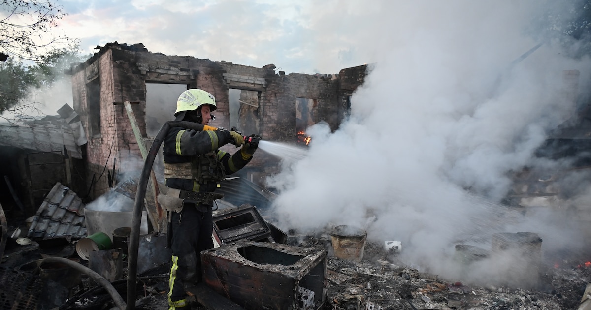 Des pompiers éteignent un incendie après une attaque de drones russes dans les environs de Kharkiv, le 21 mai 2024 en Ukraine