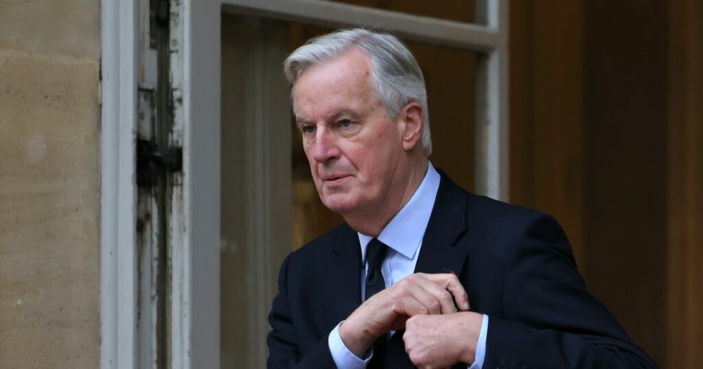 Le Premier ministre Michel Barnier sur le perron de l'Hôtel Matignon le 21 novembre 2024 à Paris