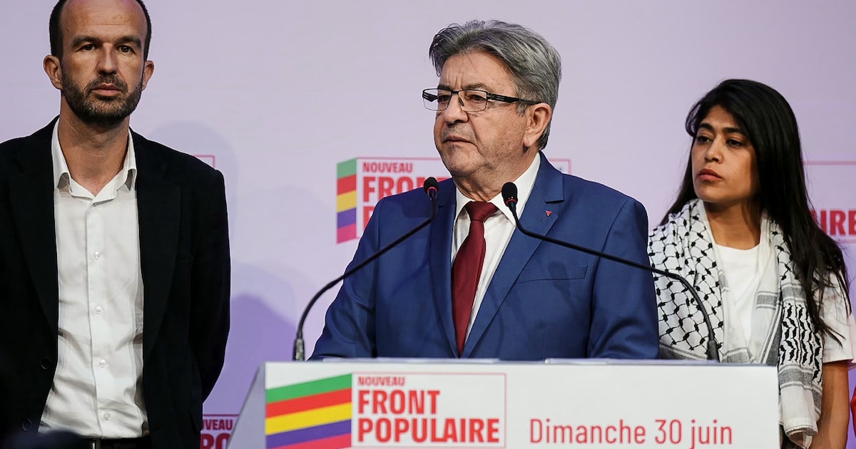 Jean-Luc Mélenchon (c), leader du parti de gauche La France Insoumise (LFI) et membre du Nouveau Front populaire (NFP), entouré de l'eurodéputée Rima Hassan (d) et du député LFI Manuel Bompard, après l'annonce des résultats du 1er tour des législatives à La Faïencerie, le 30 juin 2024 à Paris