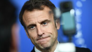 Emmanuel Macron pronostique la censure de Michel Barnier selon le Parisien, démenti immédiat de l’Élysée