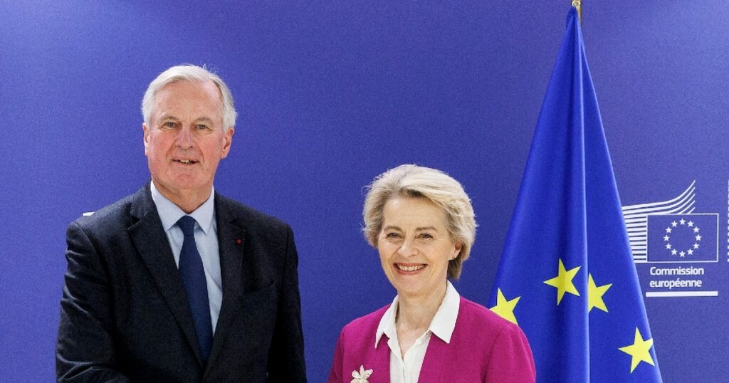 La présidente de la Commission européenne Ursula von der Leyen (D) et le Premier ministre français Michel Barnier, à Bruxelles le 13 novembre 2024