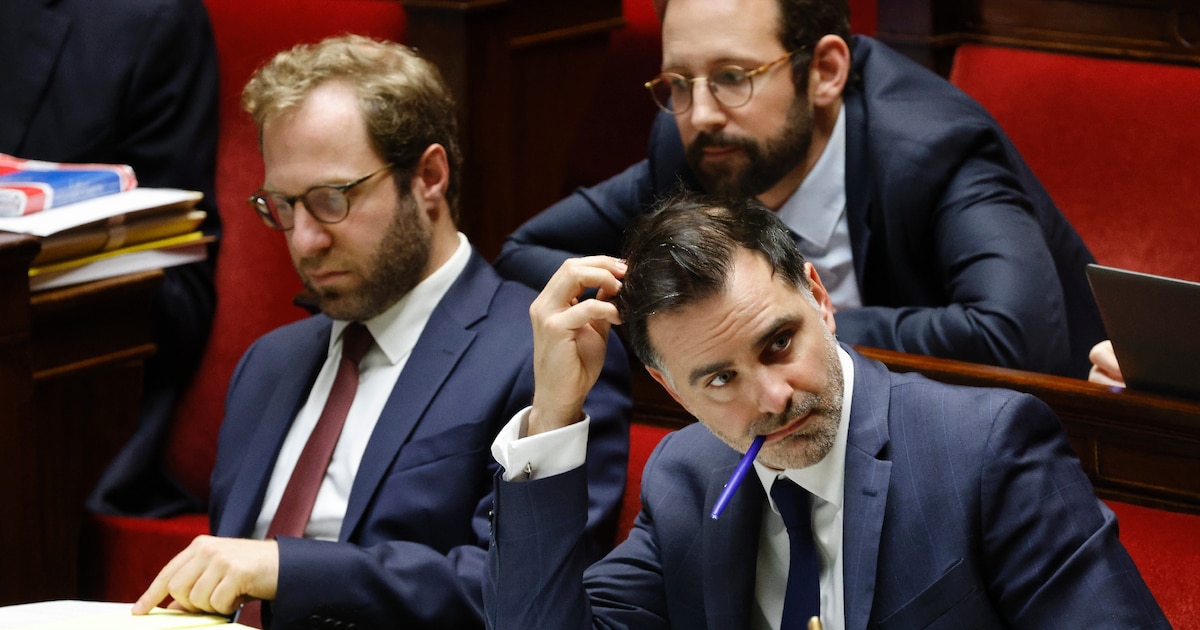 Le ministre de l'Economie Antoine Armand (g) et le ministre du Budget Laurent Saint-Martin assistent à une séance de débat sur le projet de budget 2025 à l'Assemblée nationale, à Paris, le 22 octobre 2024