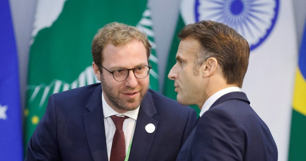 Le ministre de l'Economie Antoine Armand au côté du président Emmanuel Macron le 18 novembre 2024 au G20 à Rio de Janeiro, au Brésil