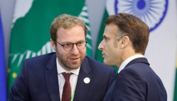 Le ministre de l'Economie Antoine Armand au côté du président Emmanuel Macron le 18 novembre 2024 au G20 à Rio de Janeiro, au Brésil