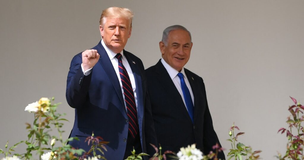 Le président américain Donald Trump arrive avec le Premier ministre israélien Benyamin Netanyahou (à droite), avant que le ministre des Affaires étrangères de Bahreïn Abdullatif al-Zayani et le ministre des Affaires étrangères Abdullah bin Zayed Al-Nahyan ne participent à la signature des accords d'Abraham où les pays de Bahreïn et des Émirats arabes unis reconnaissent Israël, sur la pelouse sud de la Maison Blanche à Washington, DC, le 15 septembre 2020.