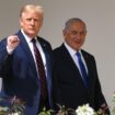 Le président américain Donald Trump arrive avec le Premier ministre israélien Benyamin Netanyahou (à droite), avant que le ministre des Affaires étrangères de Bahreïn Abdullatif al-Zayani et le ministre des Affaires étrangères Abdullah bin Zayed Al-Nahyan ne participent à la signature des accords d'Abraham où les pays de Bahreïn et des Émirats arabes unis reconnaissent Israël, sur la pelouse sud de la Maison Blanche à Washington, DC, le 15 septembre 2020.