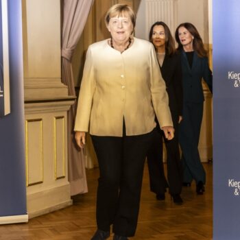 Angela Merkel im Deutschen Theater: „Man würde sagen, die hat uns belogen“