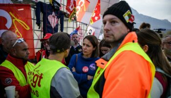 La secrétaire générale de la CGT Sophie Binet (c) et des salariés de Vencorex en grève, le 7 novembre 2024 à Pont-de-Claix, en Isère