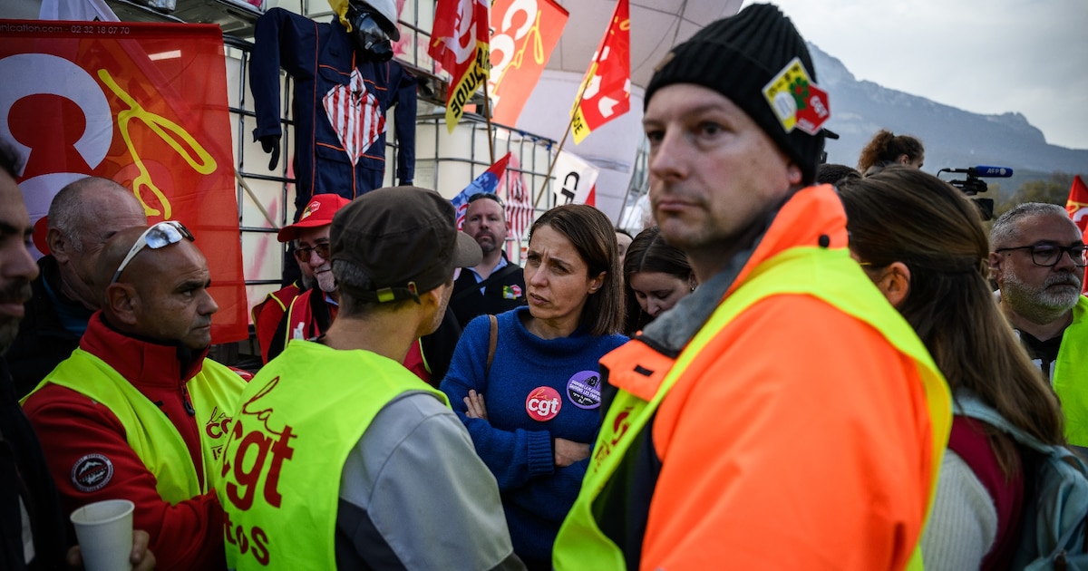 La secrétaire générale de la CGT Sophie Binet (c) et des salariés de Vencorex en grève, le 7 novembre 2024 à Pont-de-Claix, en Isère