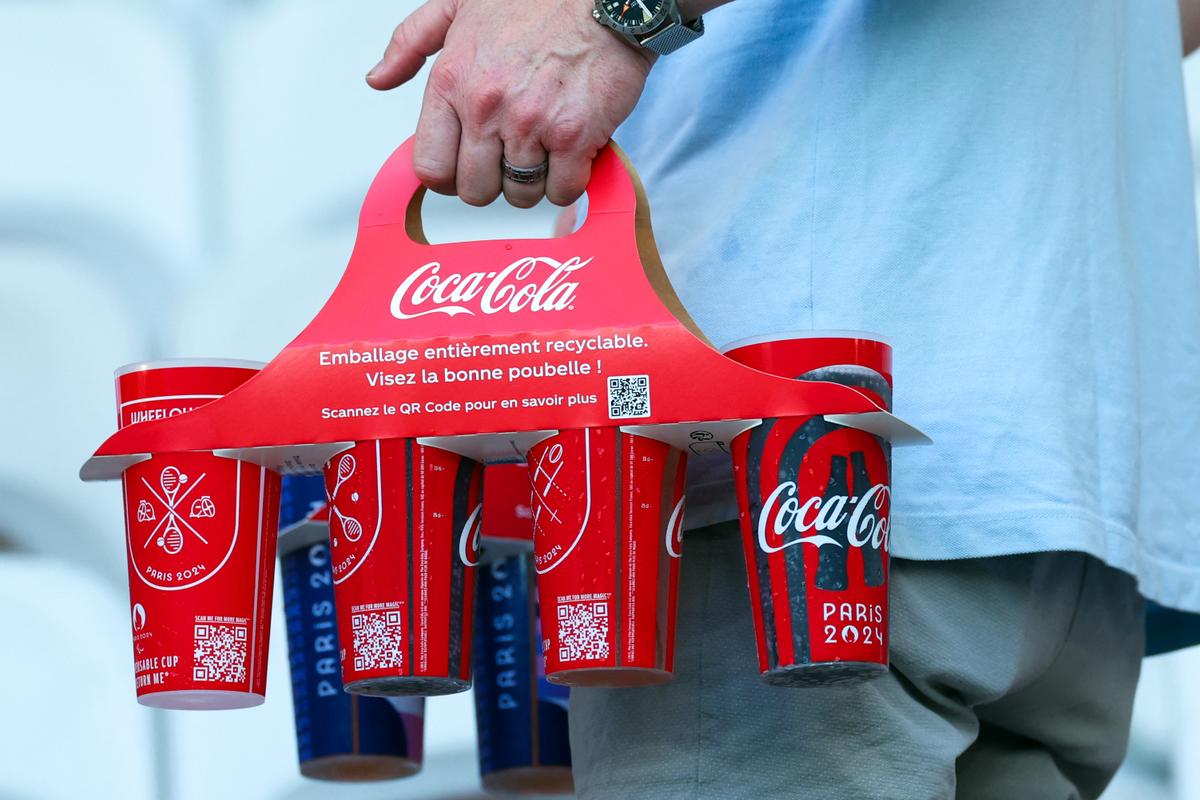 JO 2024 : une plainte déposée contre Coca-Cola pour « greenwashing »