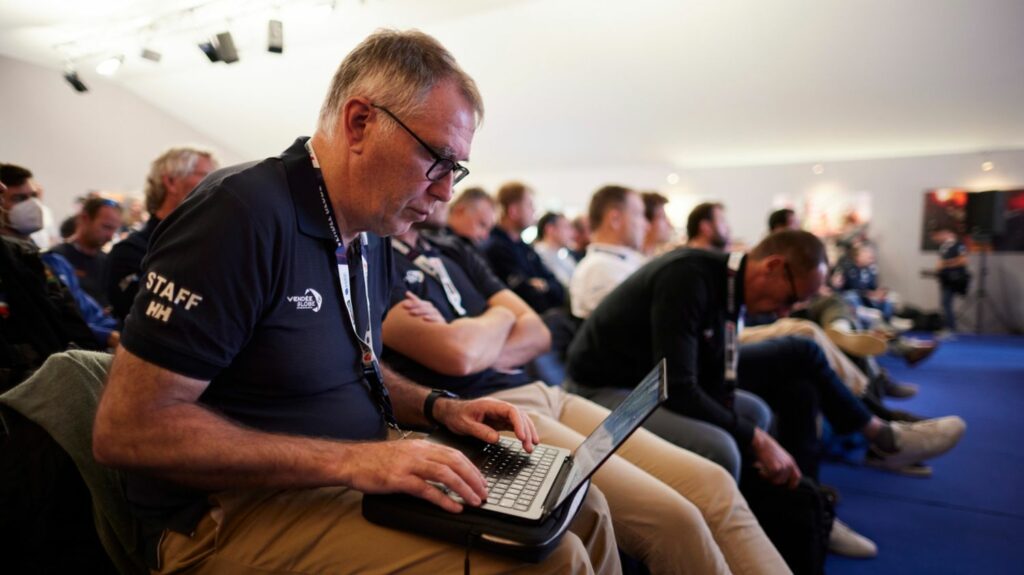 INTERVIEW. "Ce n'est pas toujours la route la plus rapide qui sera la plus facile" : comment travaille le météorologue du Vendée Globe pendant la course