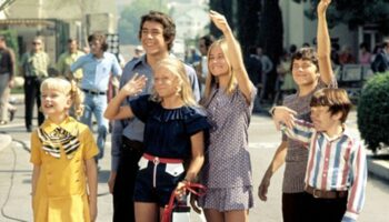 ‘Brady Bunch’ actors talk co-star hookups, first kisses, fake weddings