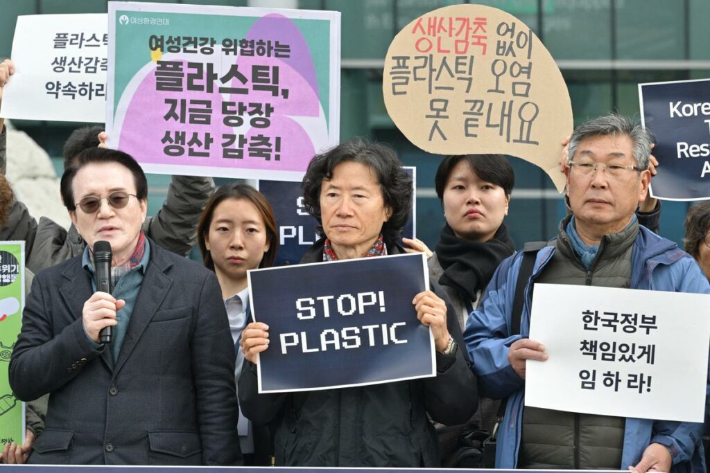 « Très, très lent » : les négociations sur la pollution plastique piétinent à Busan