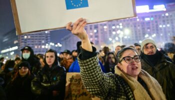 Présidentielle en Roumanie : des milliers de manifestants contre le candidat nationaliste qualifié au second tour