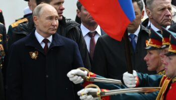 Sur cette photo diffusée par l'agence d'État russe Sputnik, le président russe Vladimir Poutine et des dirigeants étrangers déposent des fleurs sur la tombe du soldat inconnu près du mur du Kremlin après le défilé militaire du Jour de la Victoire dans le centre de Moscou, le 9 mai 2024.