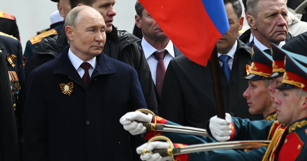 Sur cette photo diffusée par l'agence d'État russe Sputnik, le président russe Vladimir Poutine et des dirigeants étrangers déposent des fleurs sur la tombe du soldat inconnu près du mur du Kremlin après le défilé militaire du Jour de la Victoire dans le centre de Moscou, le 9 mai 2024.