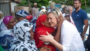 Marine Le Pen, à son arrivée à Mayotte le 30 novembre 2016, a été adoubée jeudi par des chefs religieux musulmans de l'île, dont le Grand Cadi qui a formé des prières pour qu'elle devienne présidente de la République en 2017.