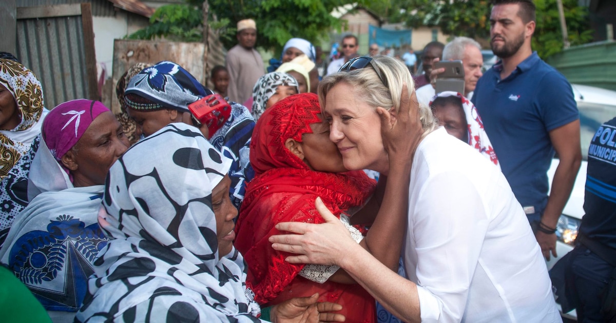 Marine Le Pen, à son arrivée à Mayotte le 30 novembre 2016, a été adoubée jeudi par des chefs religieux musulmans de l'île, dont le Grand Cadi qui a formé des prières pour qu'elle devienne présidente de la République en 2017.