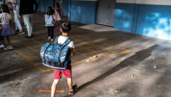 Un élève, cartable sur le dos, se dirige vers sa classe dans l'école Molière à Toulouse, le 4 septembre 2023