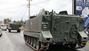 Des blindés de l'armée libanaise en patrouille au sud du fleuve Litani, près de la ville méridionale de Tyr, au Liban, après le cessez-le-feu entre Israël et le Hezbollah, le 27 novembre 2024