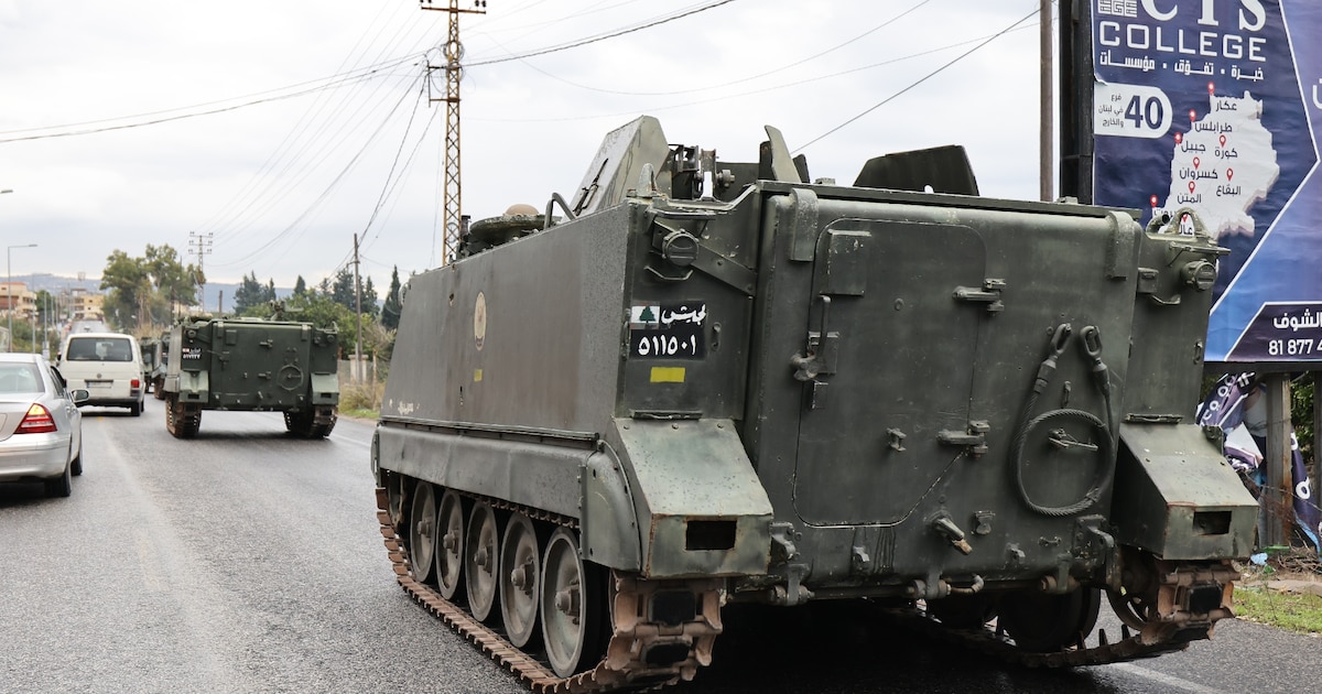 Des blindés de l'armée libanaise en patrouille au sud du fleuve Litani, près de la ville méridionale de Tyr, au Liban, après le cessez-le-feu entre Israël et le Hezbollah, le 27 novembre 2024