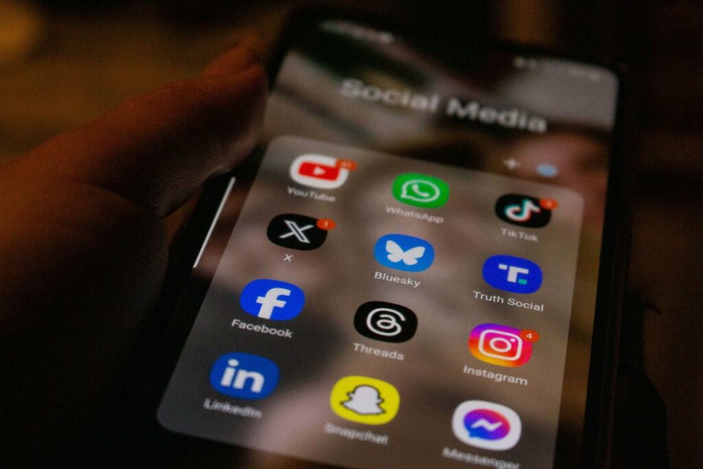 En Australie, le Parlement adopte l’interdiction d’accès aux réseaux sociaux pour les moins de 16 ans