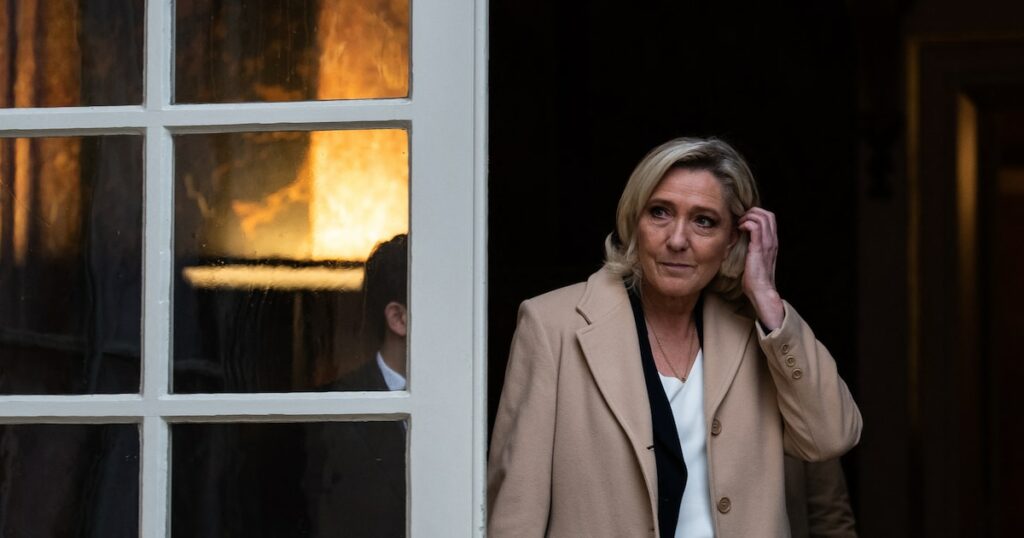 Marine Le Pen, lundi 25 novembre, à son arrivée à Matignon où elle a été reçue par le Premier ministre Michel Barnier.