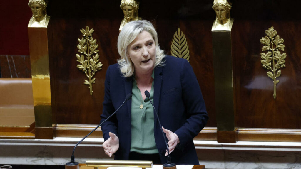 Censurer le gouvernement, une stratégie à quitte ou double pour Marine Le Pen