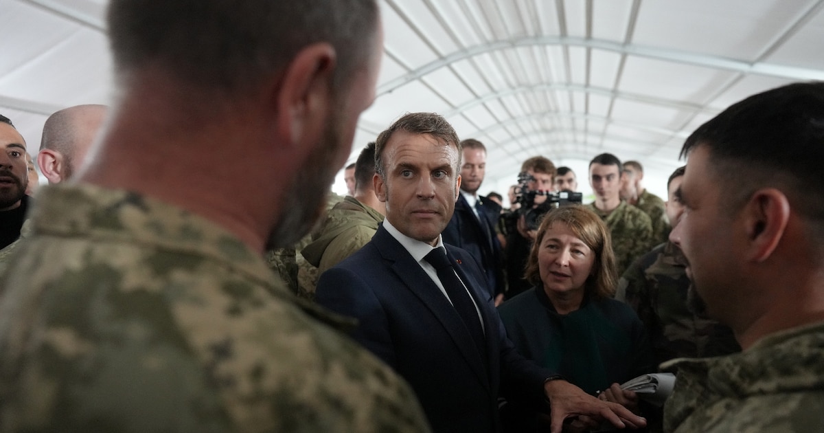 Le président français Emmanuel Macron rencontre des soldats ukrainiens, lors d'une visite dans un camp d'entraînement militaire, le 9 octobre 2024 dans l'est de la France