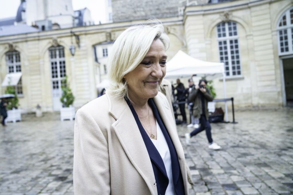 Budget : Barnier a « jusqu’à lundi » pour répondre aux « lignes rouges » du RN, menace Le Pen