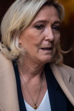 Le Pen treibt die Regierung Barnier vor sich her