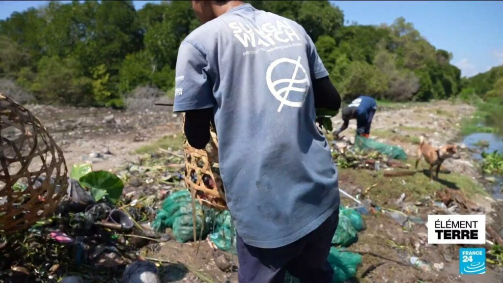 Face à la pollution au plastique à Bali, l'ONG Sungai Watch dépollue les rivières