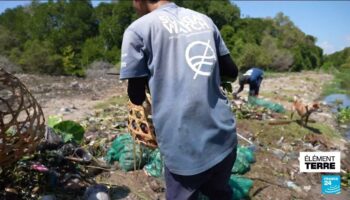 Face à la pollution au plastique à Bali, l'ONG Sungai Watch dépollue les rivières