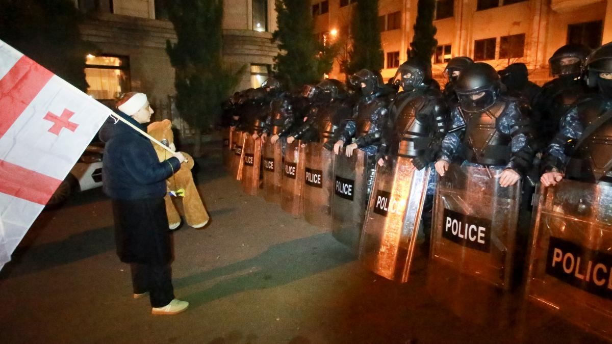 Georgien verzögert EU-Beitritt – Proteste und Zusammenstöße im ganzen Land