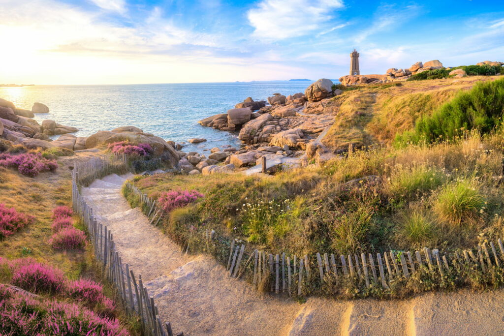 Avec son sentier de bord de mer, ce plus beau village de France dévoile des paysages à couper le souffle l'hiver