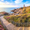 Avec son sentier de bord de mer, ce plus beau village de France dévoile des paysages à couper le souffle l'hiver