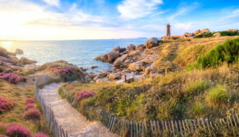 Avec son sentier de bord de mer, ce plus beau village de France dévoile des paysages à couper le souffle l'hiver