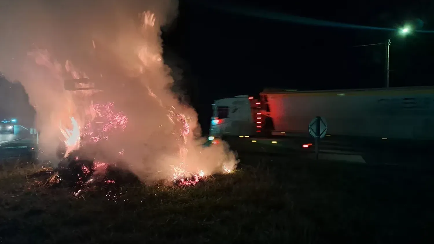 Colère agricole : des agriculteurs allument des "feux de la colère" dans une dizaine de communes de la Somme