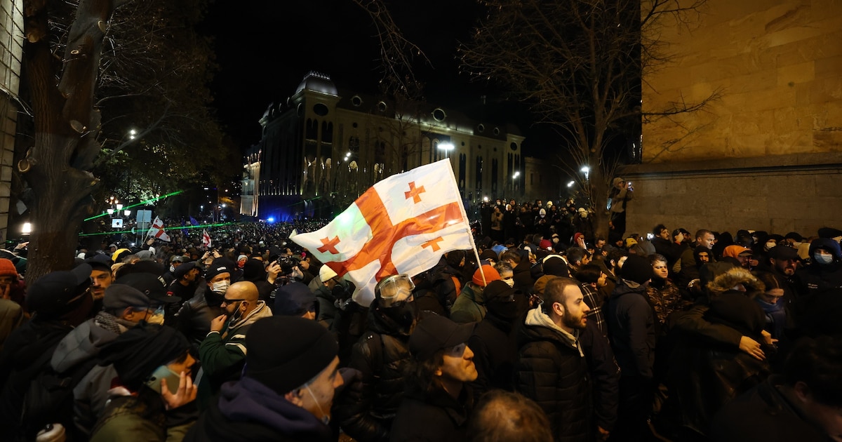 Manifestation contre la décision du gouvernement de retarder à 2028 les négociations pour intégrer l'Union européenne, le 28 novembre 2024 à Tbilissi, en Géorgie