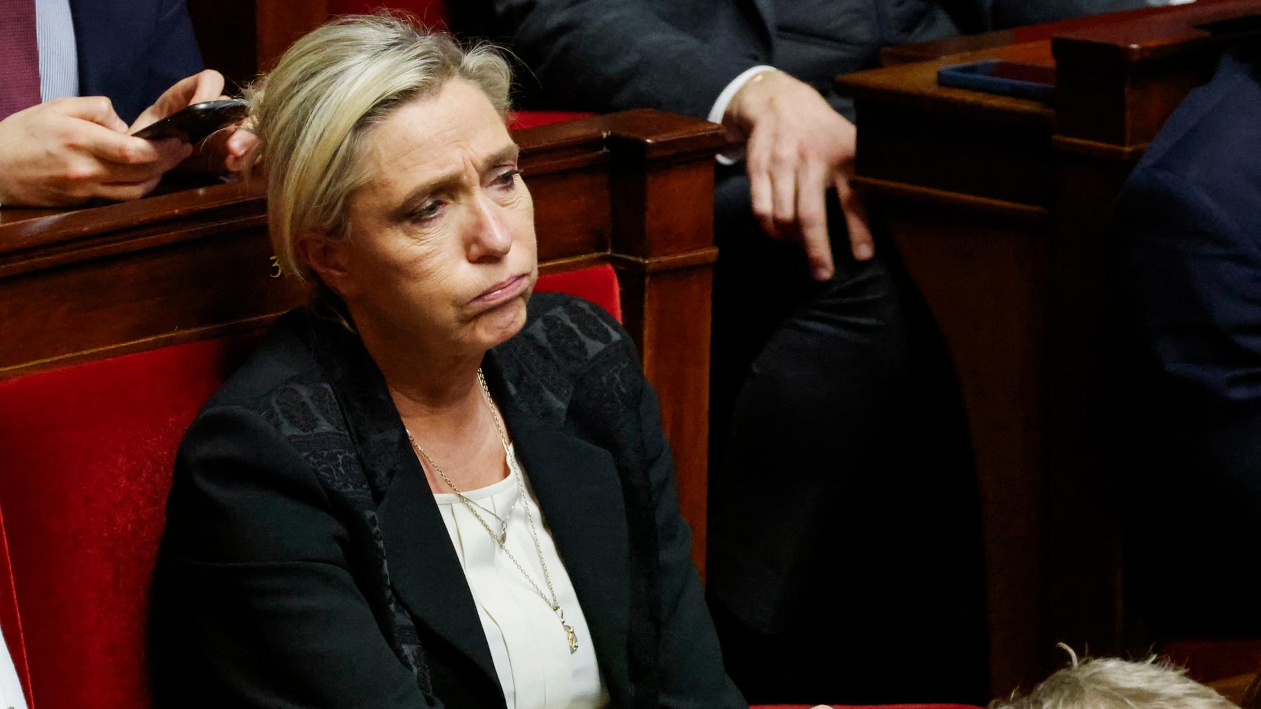 Marine Le Pen juge que les concessions de Michel Barnier « aggravent un déficit déjà abyssal »