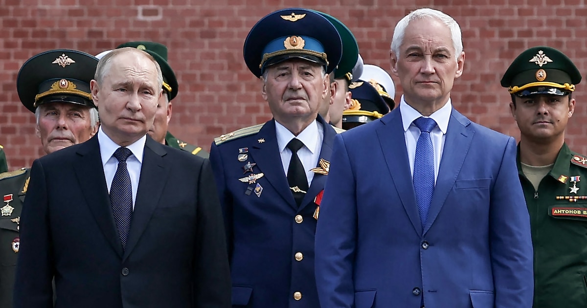 Sur cette photo distribuée par l'agence publique russe Spoutnik, le président russe Vladimir Poutine (à gauche) et le ministre russe de la Défense Andrei Belousov (2e à droite) participent à une cérémonie de dépôt de couronnes sur la Tombe du Soldat inconnu dans le jardin Alexandrovsky, près du mur du Kremlin. à Moscou le 22 juin 2024. (Photo d'Alexander KAZAKOV / POOL / AFP)