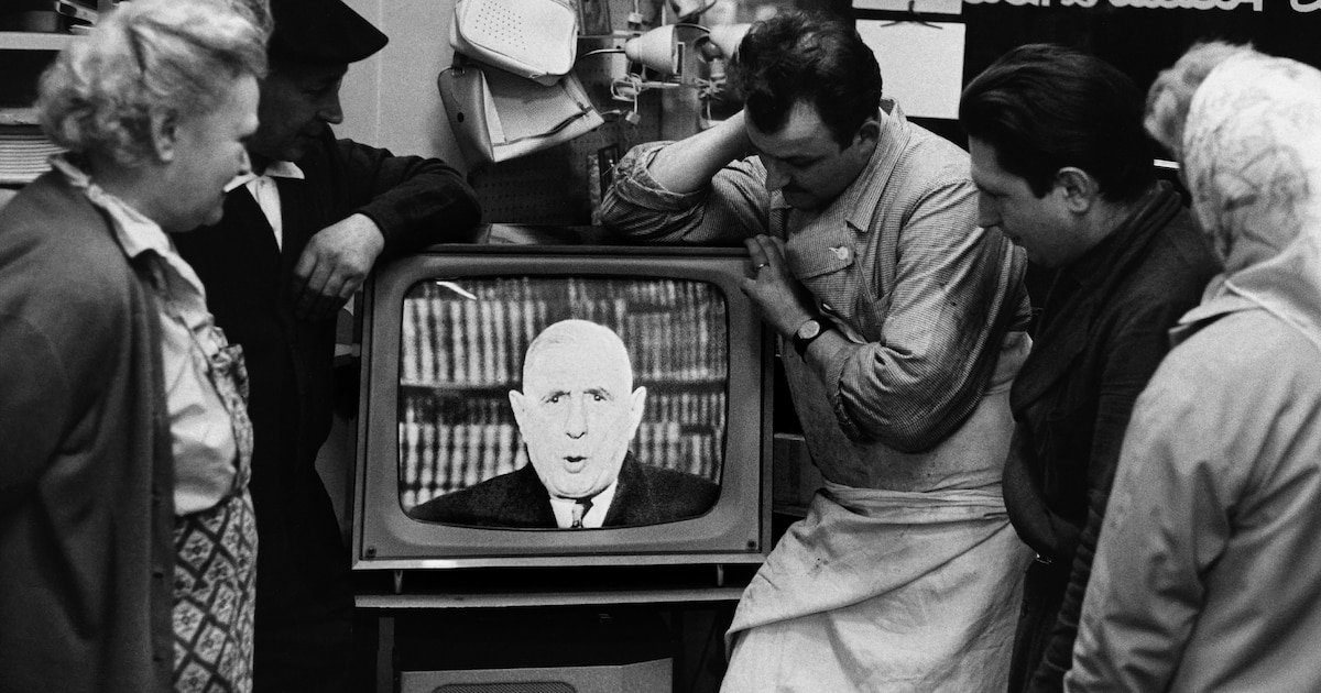 Des personnes regardent le Général de Gaulle prononcer un discours à la télévision, le 20 avril 1963