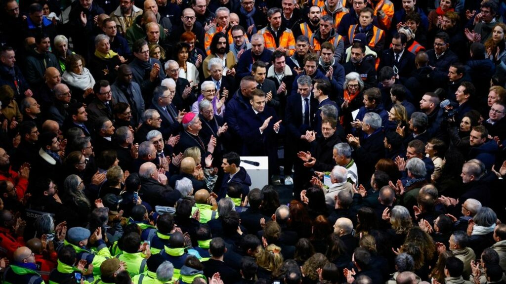 VIDEO. "Vous avez tous eu un rôle, mis une pierre" : l'hommage d'Emmanuel Macron aux acteurs de la restauration de Notre-Dame de Paris