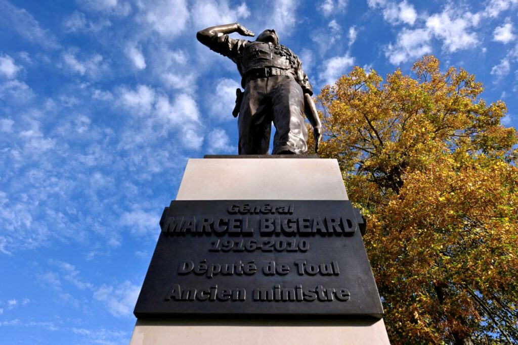 A Toul, une statue du général Bigeard qui divise